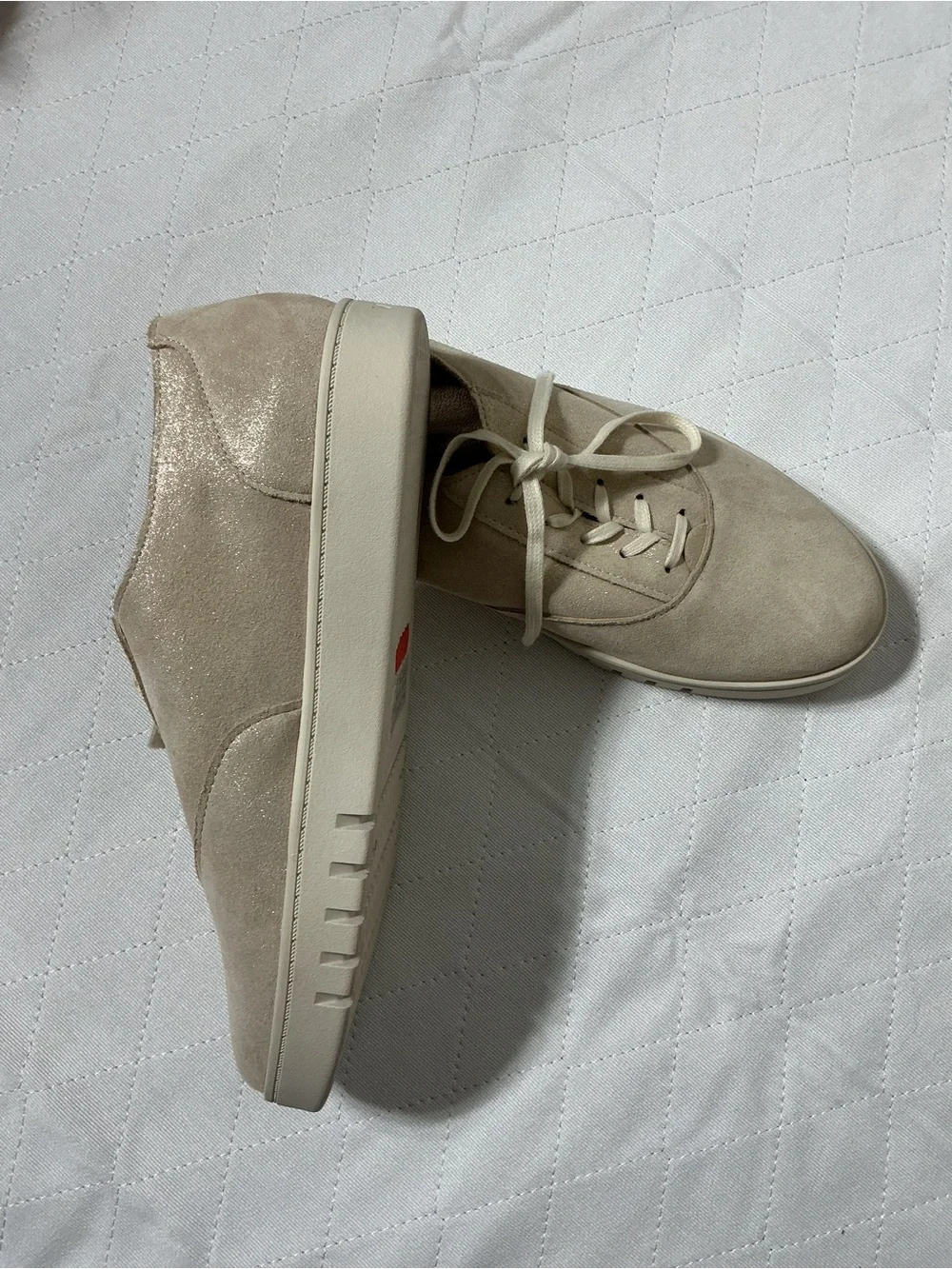Vionic Callie Gold Shimmer Leather Sneaker NWOB Size 9.5